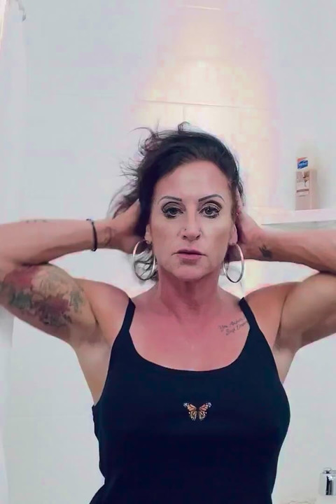 Kandy Flexes duşta