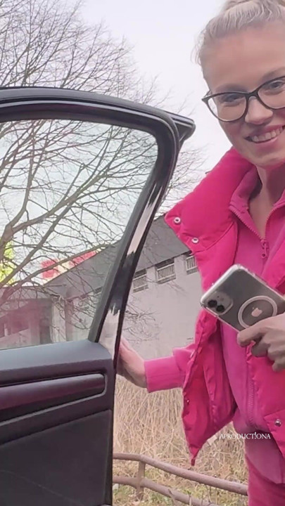 Nela Decker在我的车里潮吹