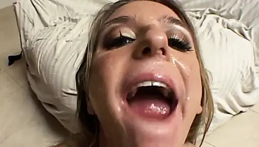 Seksi kız için büyük yaraklı bukkake