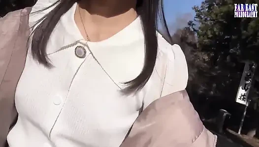 Cewek seksi ini lagi jalan-jalan sambil jalan-jalan di mana matanya yang ramai-ramai memuncak dan sempitnya berujung dengan kencang.3