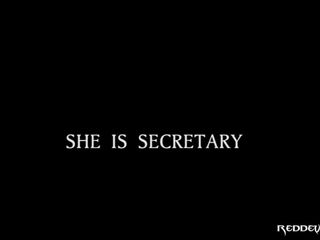 Sexy secretaresse neukt in werktijd