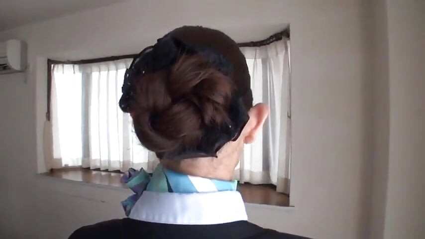 Zreli čovek i stjuardesa u kabini