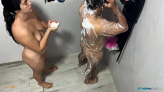 Мы разделили душ с моей красивой и сексуальной женой!