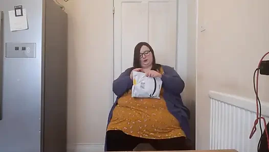 SSBBW примеряет g-стринги, показывает толстые тела