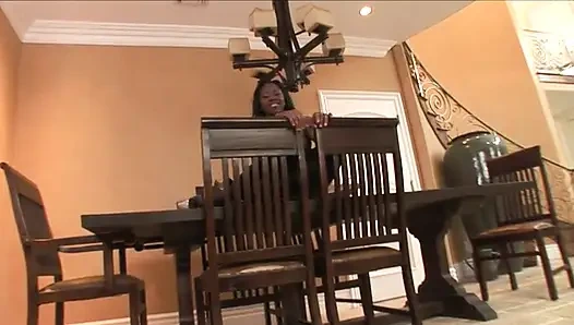 Fantastik genç seksi zenci kızlar büyük siyah yaraklarla sikiliyor ve ağzına ve amına boşalıyor