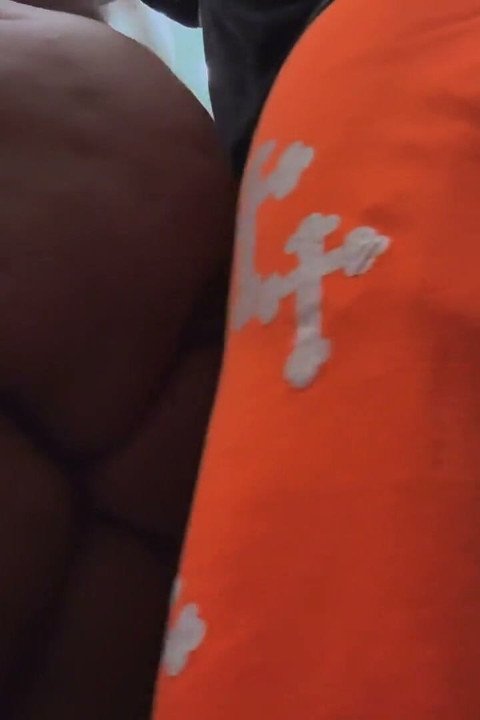 他對著我的大翹臀打手槍然後射在上面 天啊