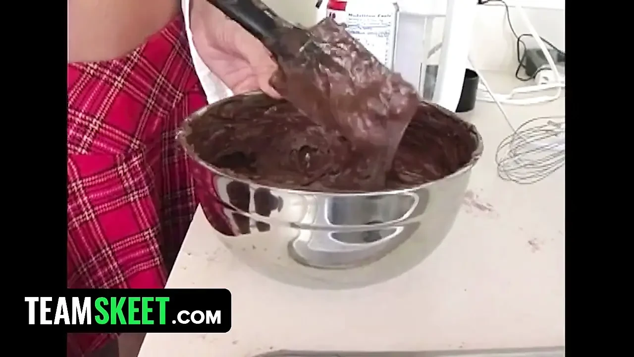 Two hot girlfriends started kissing and eating each others pussies