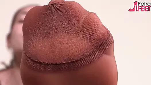 Leather petra lagi pamer kakinya sambil pakai stoking nilon