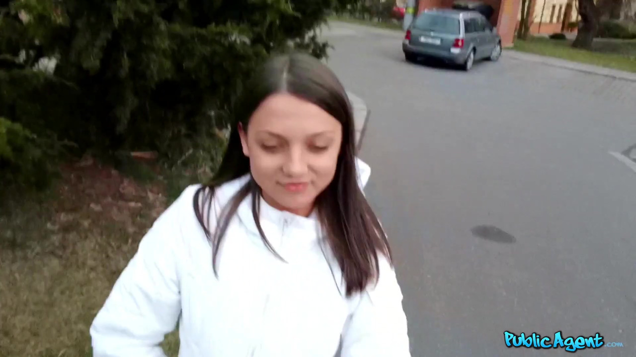 PublicAgent - 身材紧致娇小的年轻大学女郎在酒店房间里体验她的第一次大鸡巴