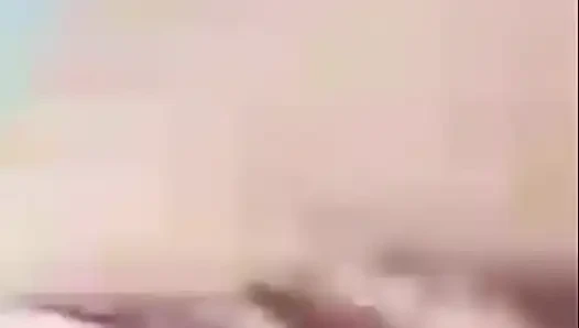 Asiatisches Mädchen zeigt ihre Muschi und große Brüste