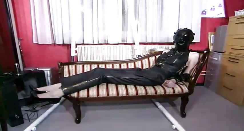 Blonda mascată este legată