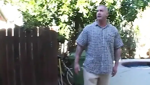 Похотливая стройная чернокожая знает, как соблазнить возбужденного чувака