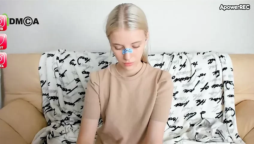 Little blonde Poppipi's cam