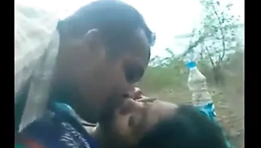 Бангладешская горничная занимается сексом на улице с соседом