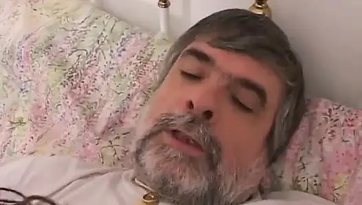 Старый папочка трахает тинку