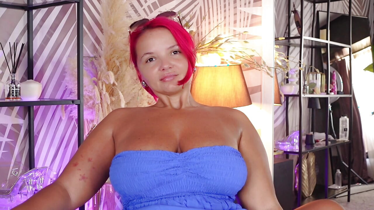 Flirt real, tensiune reală. Fata își face de cap în direct, tachinare, picioare perfecte!