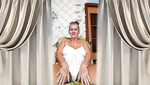 Задорная домохозяйка Лукерия. Благородные серебряные волосы и приятный свет на босых ступнях.