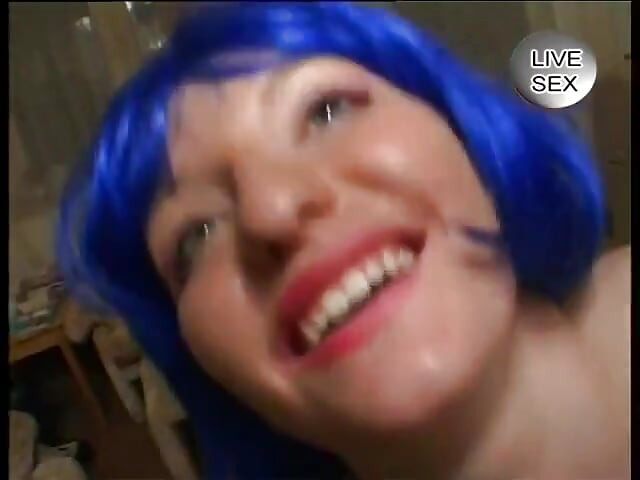 Malá děvka s barevnými vlasy dostane několik výstřiků do pusy po tvrdém dp