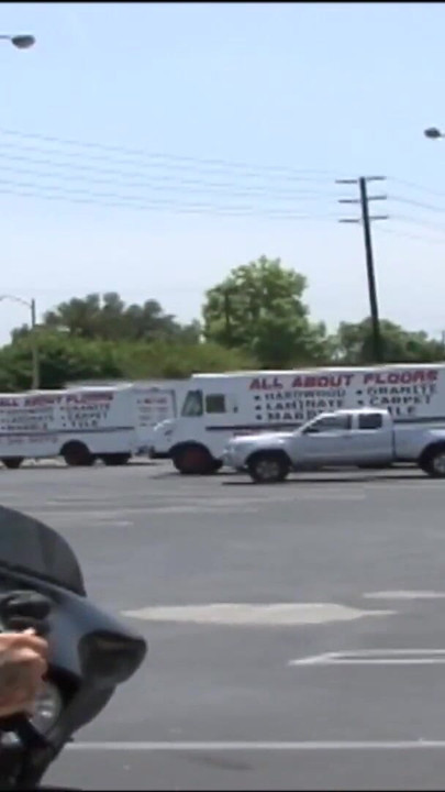 Αδύνατη πουτάνα με τρυπημένο μουνί μαζεύεται σε μπαρ | Κλιπ 1