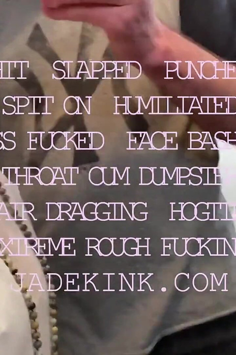 Amatör blond fru tar en utsökt enorm dildo djupt i munnen