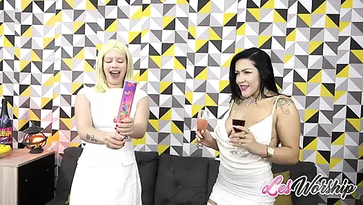Rebecca und vivian beginnen eine wilde lesbenorgie, lutschen und fingern sich unerbittlich
