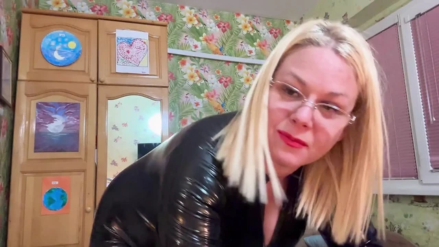Horny mom seduces her young neighboor