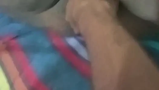 Fingering memek ibu tiriku yang berbulu untuk kedua kalinya