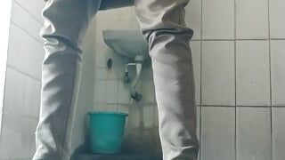 Typ wichst seinen riesigen schwanz im badezimmer