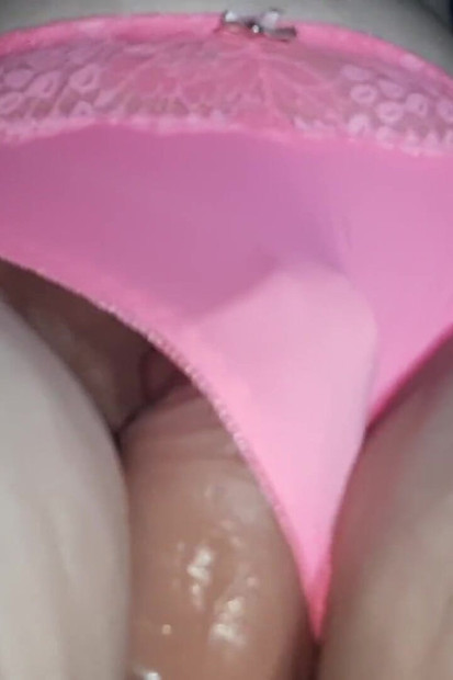 Κάποιος άγνωστος τρίβεται στο μουνί μου σε ένα γεμάτο λεωφορείο