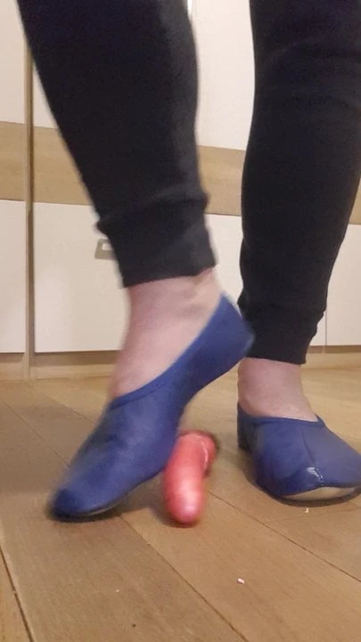 Babouche de gymnastique en cuir bleu, jeu avec un gode