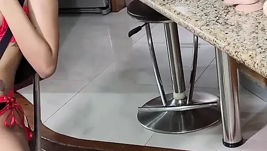 Closeups si cewek sange ini lagi asik muasin memeknya pakai dildo sampai kencing