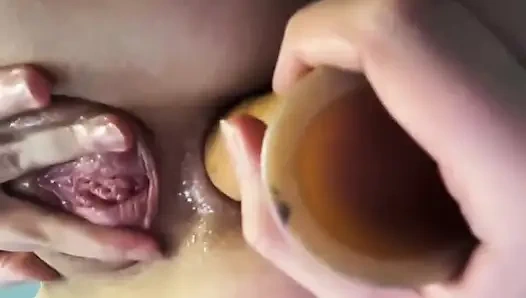 Analfick in nahaufnahme. Doppelpenetration mit riesigem dildo