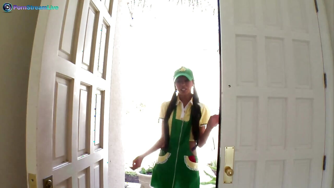 Yaramaz genç alexis love nefis klitorisine dildo sokuyor