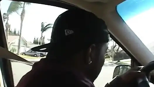 Beyaz piliç zenci adama sakso çekiyor