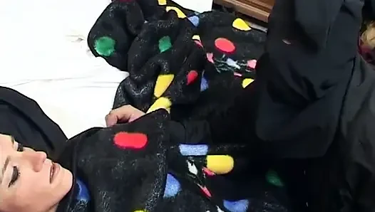 Seksi kadın yatak odasında maskeli bir adam tarafından sert sikiliyor