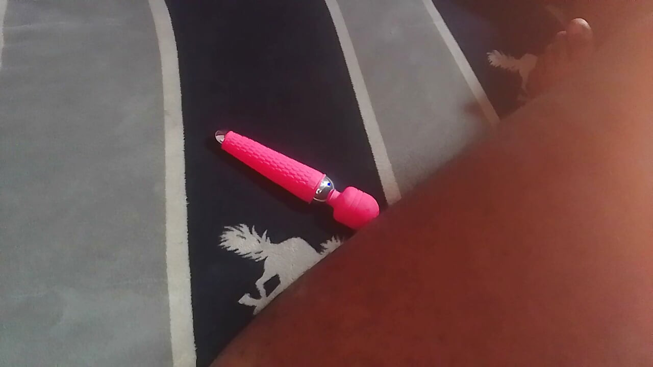 彼は私のTバックを履いていて、大きなディルドを尻に入れていました