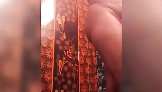 Ammu mencuci memeknya yang manis dengan sabun