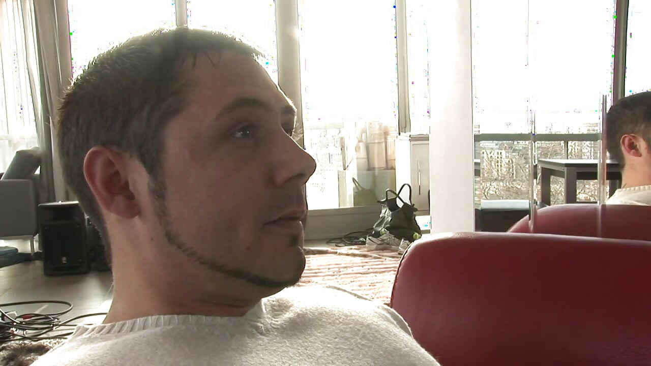 Strippers entrevistadas a fondo por el dueño del club