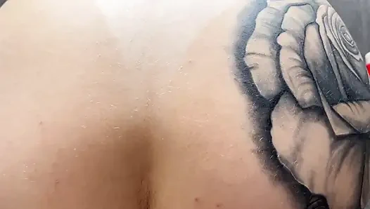 Die kleine schlampe ging auf mich runter, während wir allein zu hause waren.