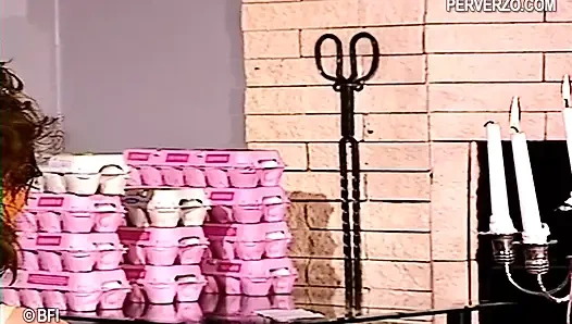 İki arkadaş kendilerini yumurtayla kapatıyorlar