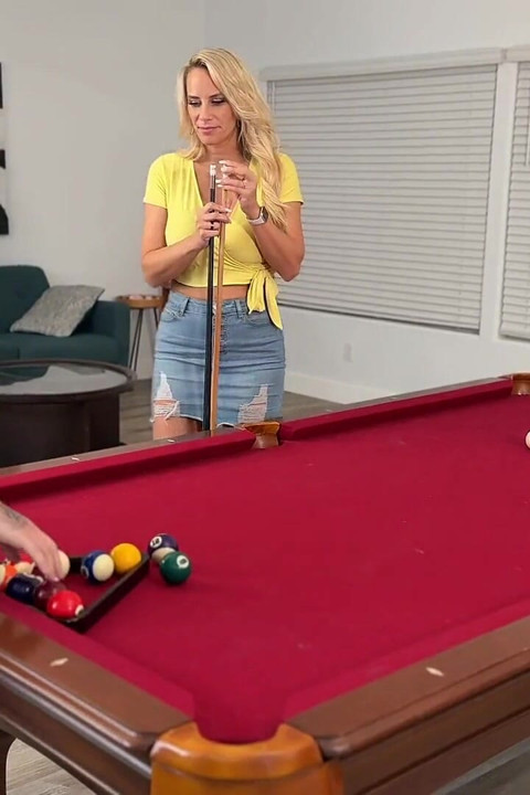 Strip pool wordt seksueel met vriend van manlief