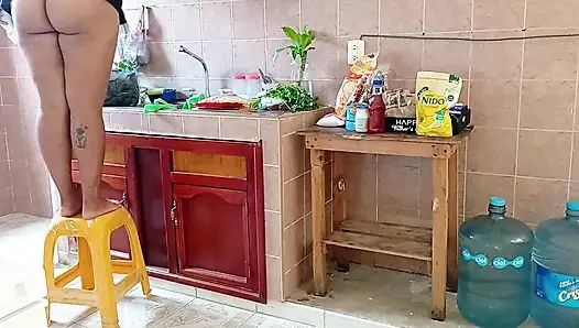 Ibu tiri gemuk lagi bersih-bersih dapur