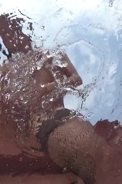 MILF terangsang suka kencing di atas kaca lutsinar