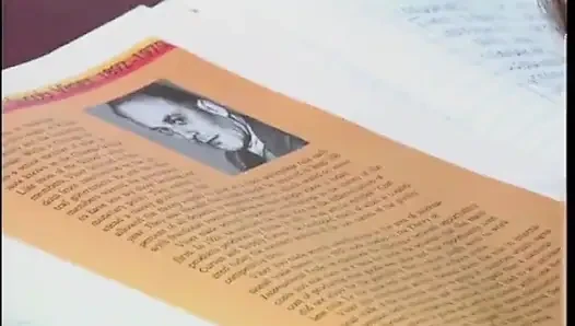 Genç kızıl saçlı duş aldıktan sonra yatak odasında sikiliyor