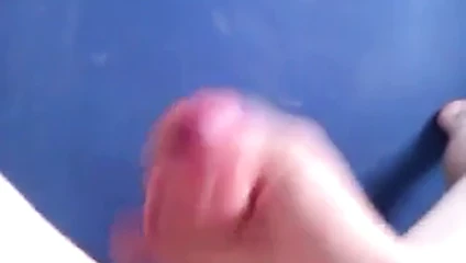 Vibratör götümü kaldırıyor ve sonra boşalıyorum.