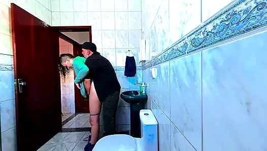 Мачеха-племянница одна в ванной и трется о нее досуха.