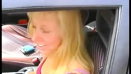 Kıllı sarışın piliç açık havada amını havuçla dolduruyor