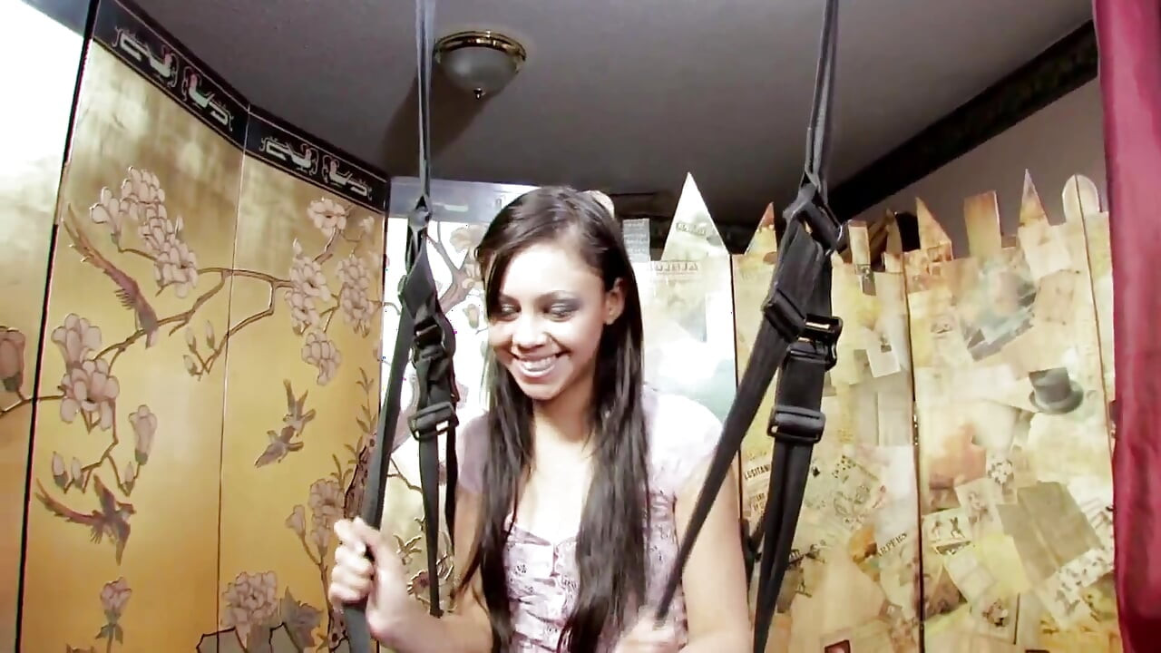 Brinete manekenke se zabavljaju s peggingom u ljuljačkim