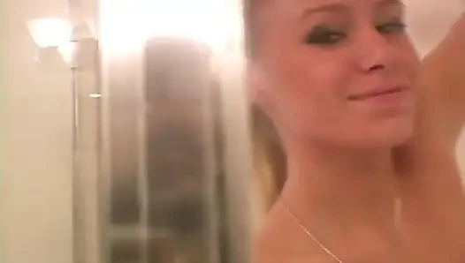 Solo-traumschätzchen: Allie in der dusche