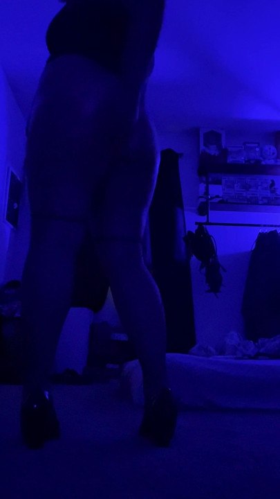 Membuatku sange melumuri minyak di pantatku